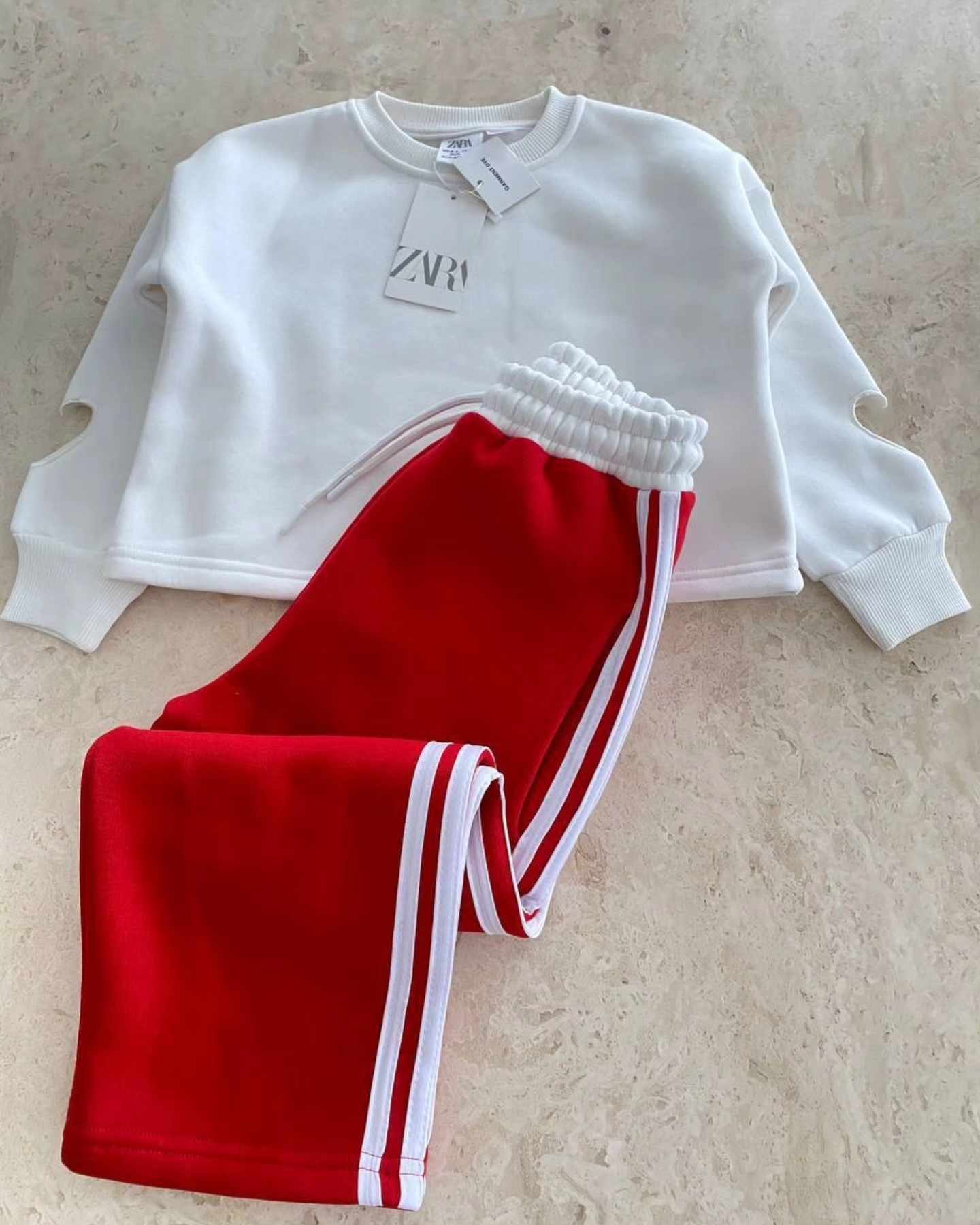 trenerki-za-devojcina-so-bluza-i-pantaloni-so-linii (1)